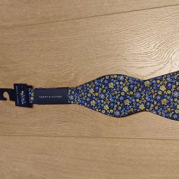 Tommy Hilfiger Other - Tommy Hilfiger - Flower Pattern Bow Tie